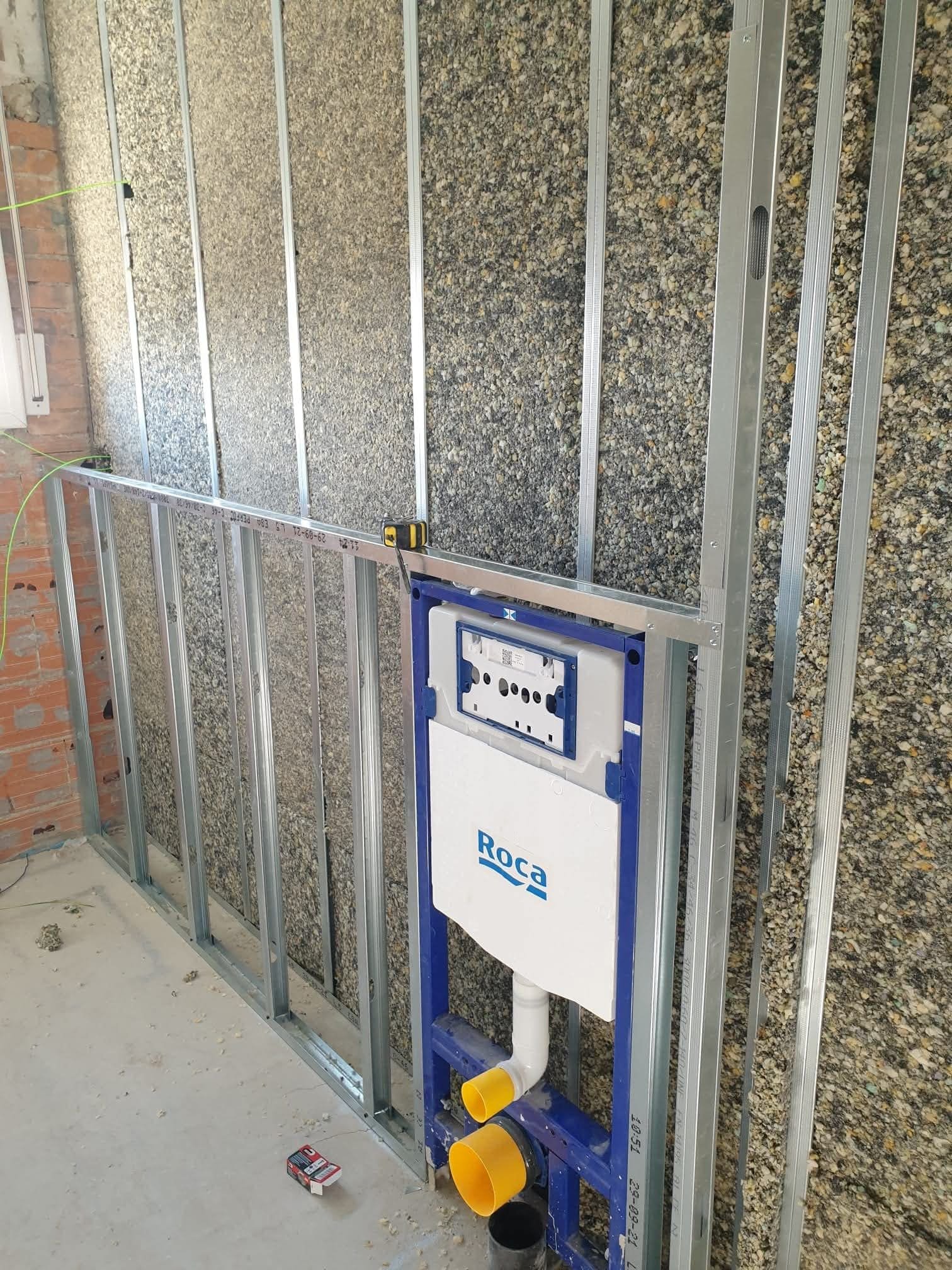 Estructura de pladur con aislamiento e instalaciones integradas en un baño