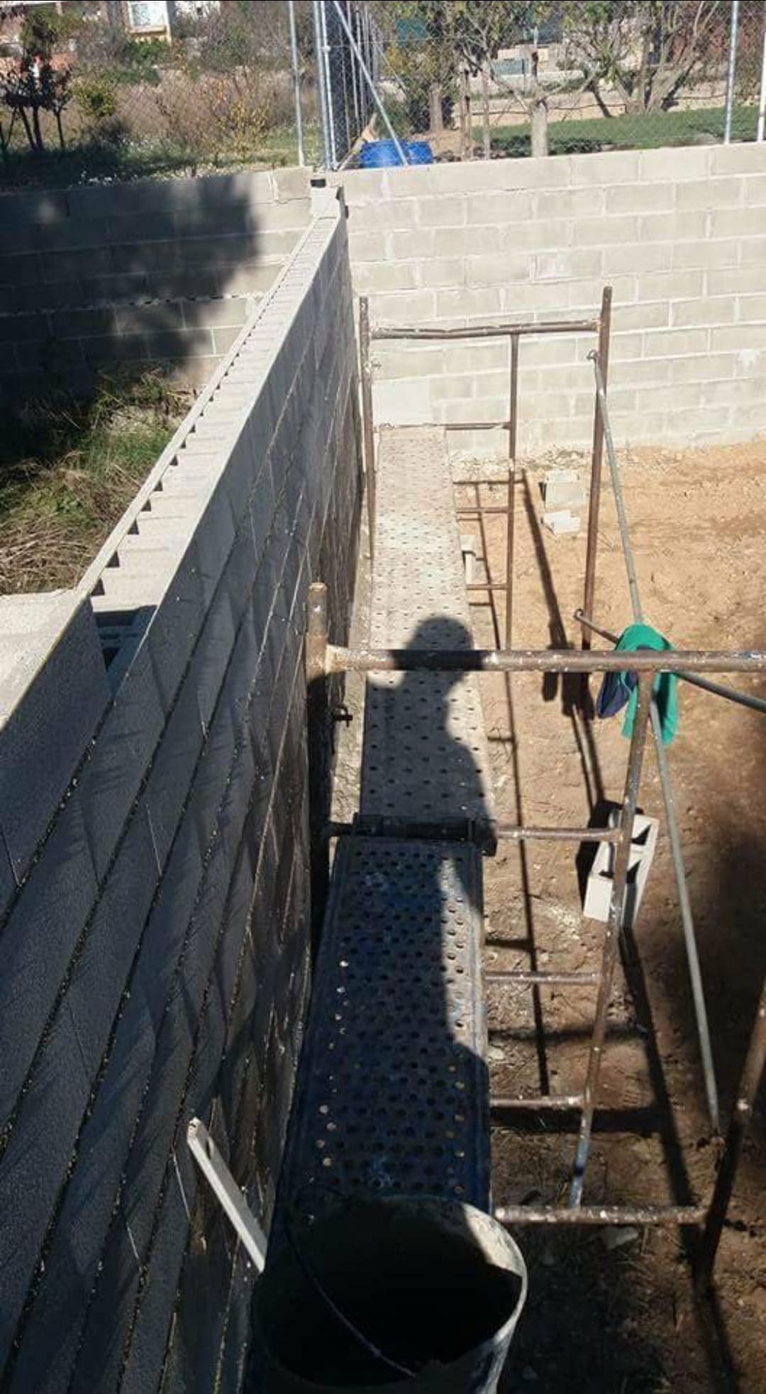 Muro de bloques levantado y alineado por albañil en una obra