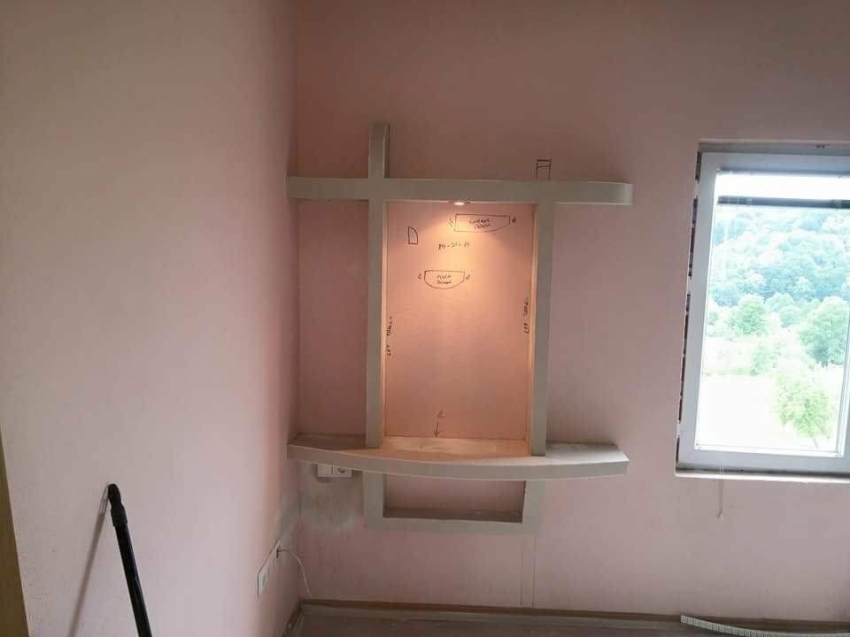 Frente de pared antes de completar un trabajo de carpintería a medida
