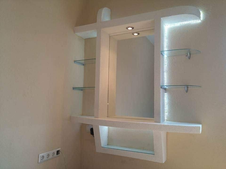 Mueble de carpintería a medida terminado con estantes e iluminación integrada