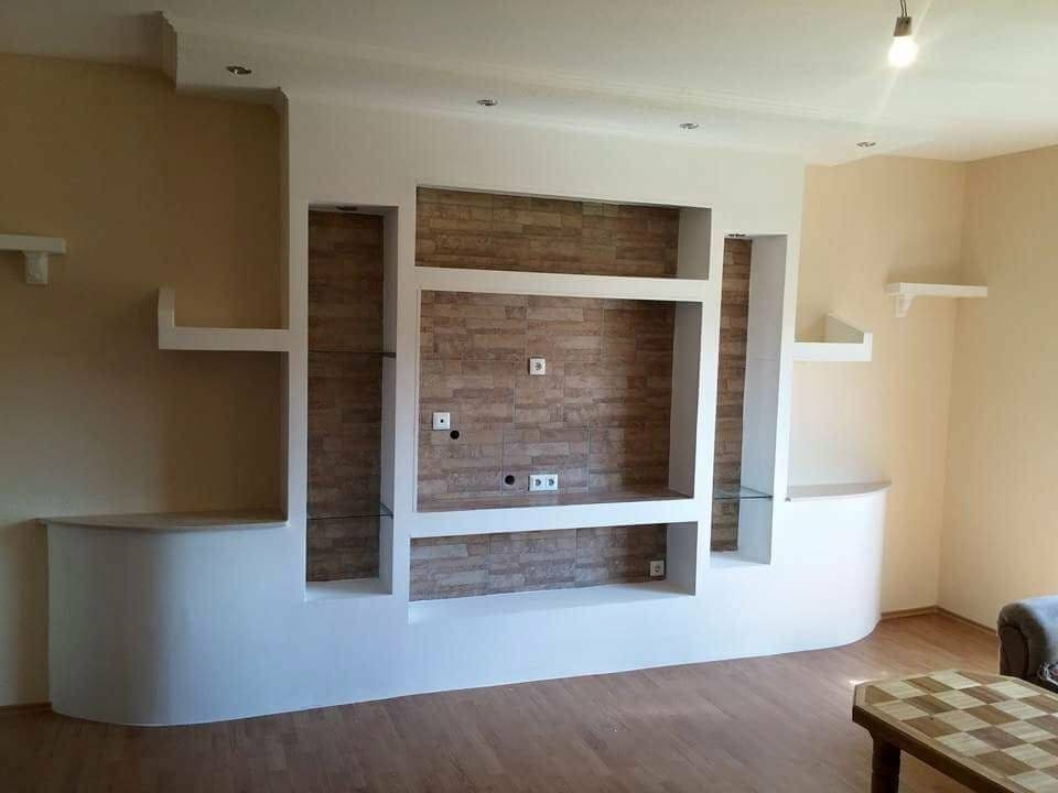 Mueble de salón a medida terminado con estantes y espacio para televisión