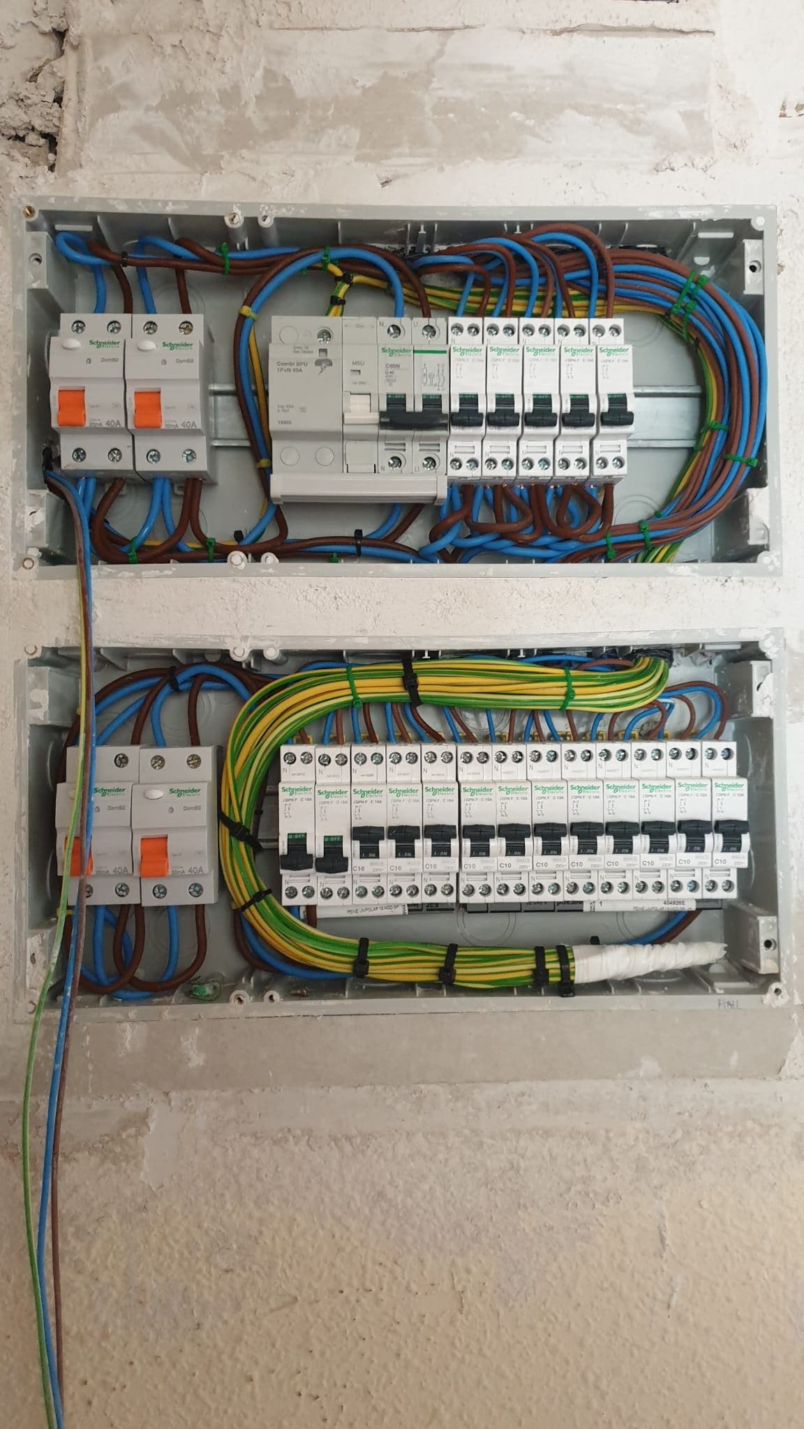 Cuadro eléctrico renovado con mecanismos organizados en dos filas