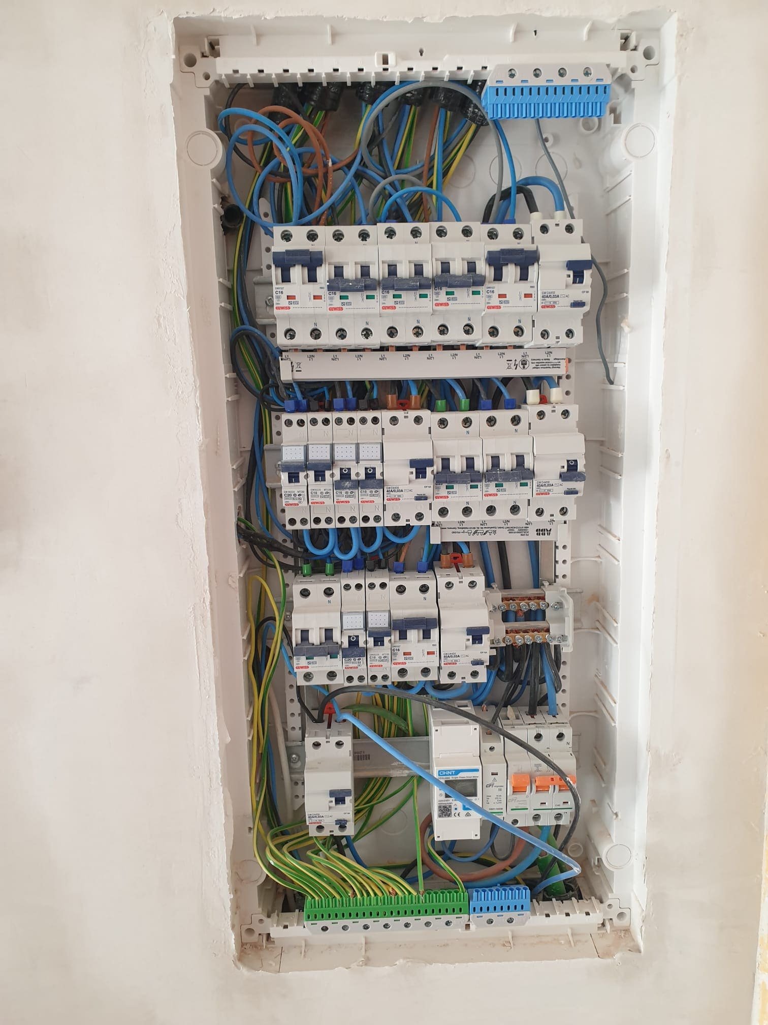 Instalación completa de cuadro eléctrico empotrado en una vivienda