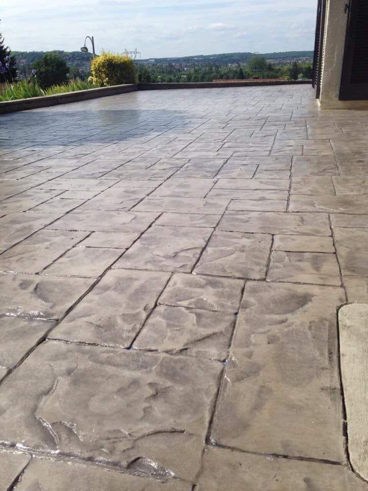 Pavimento exterior terminado en hormigón impreso con textura decorativa