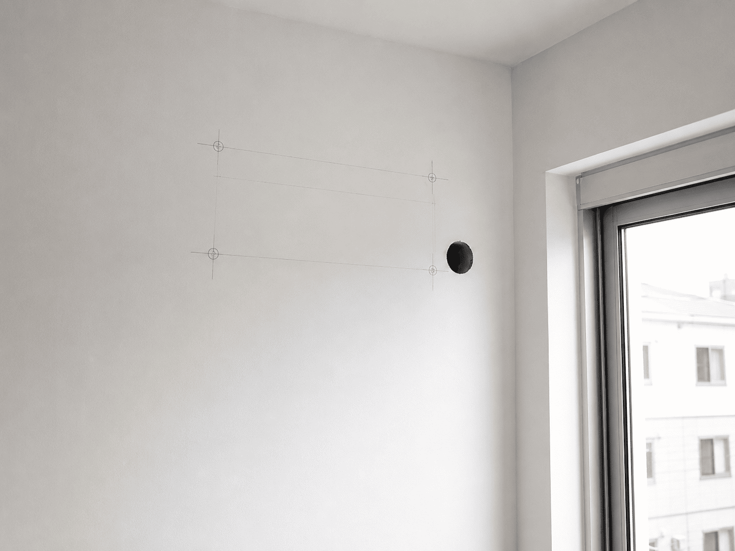 Pared marcada antes de instalar una unidad interior de aire acondicionado