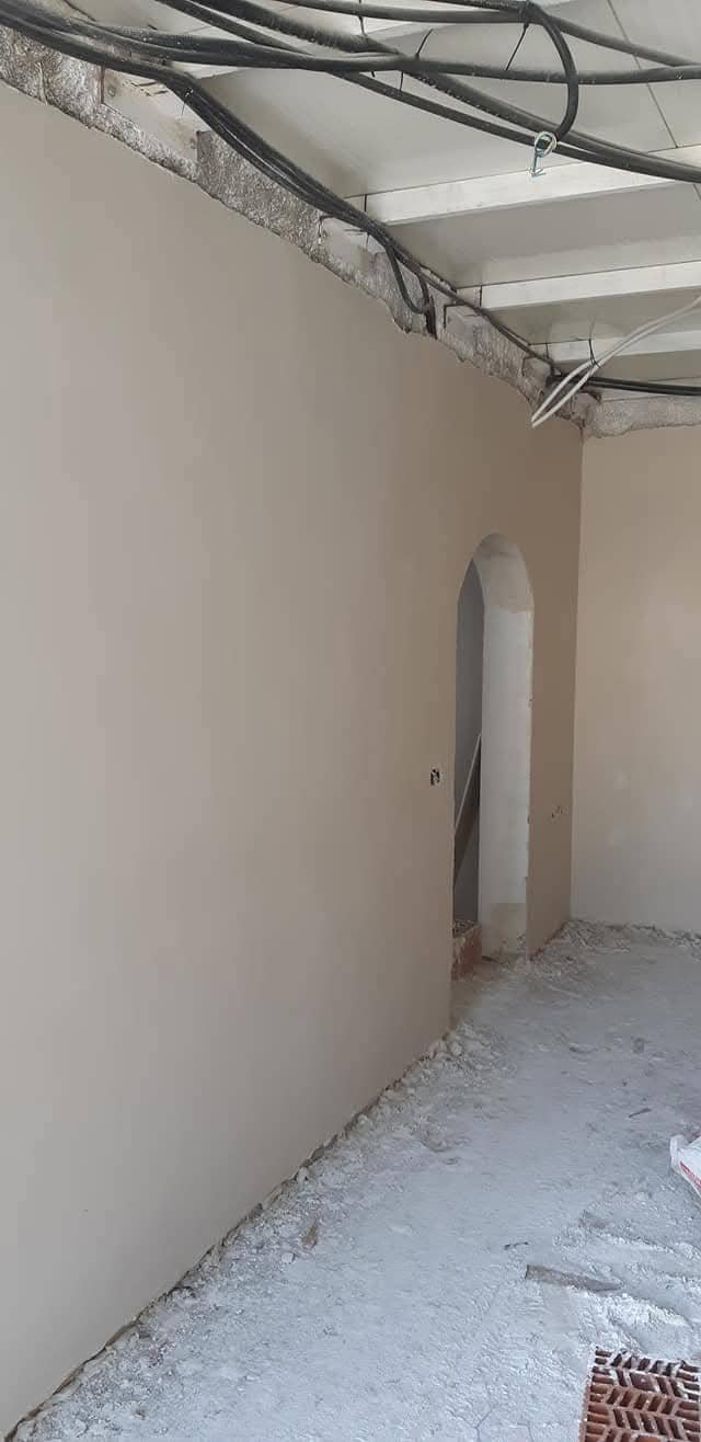 Pared alisada durante una reforma de vivienda en Tarragona