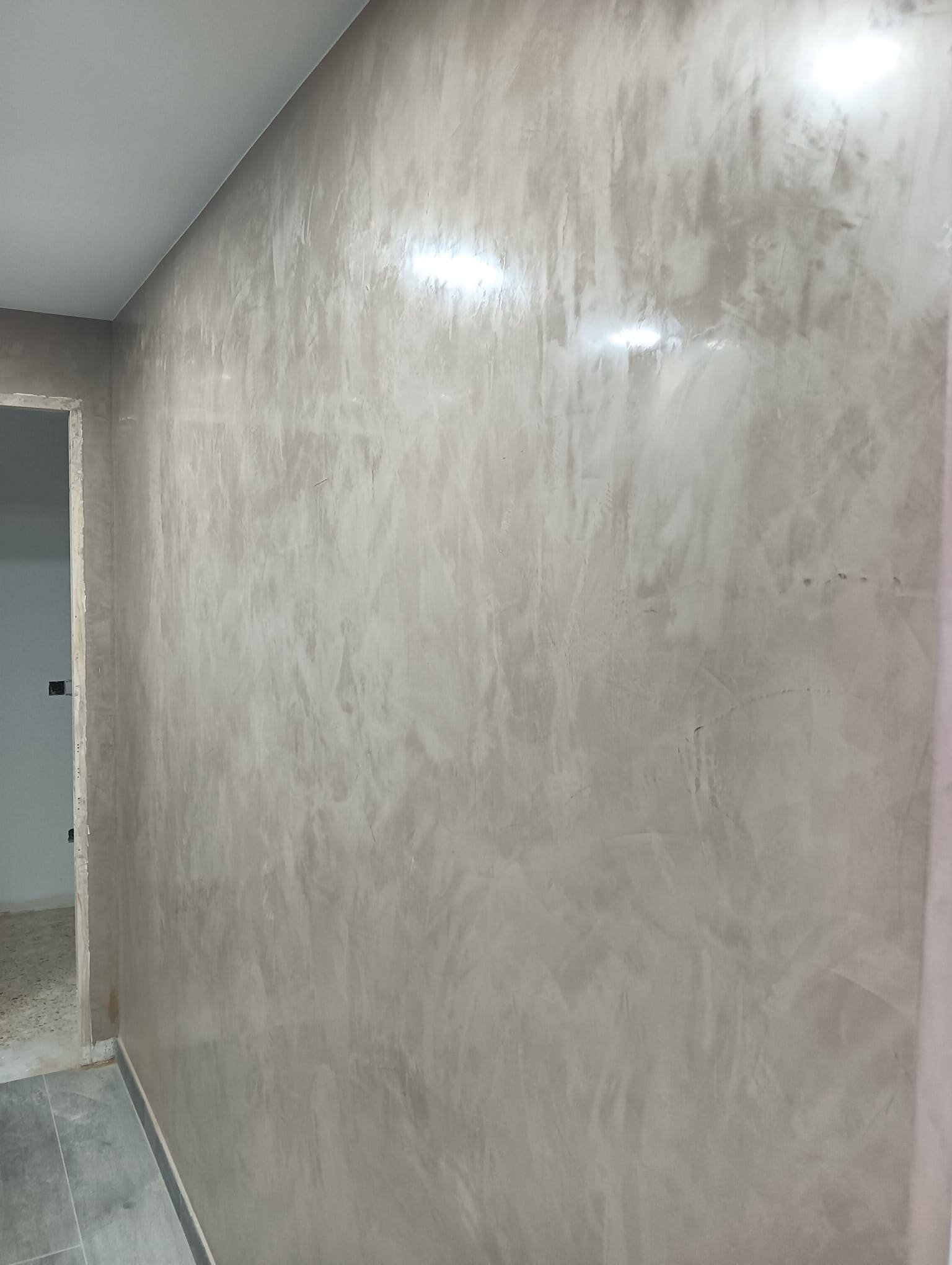 Preparación y alisado fino de una pared antes de aplicar pintura