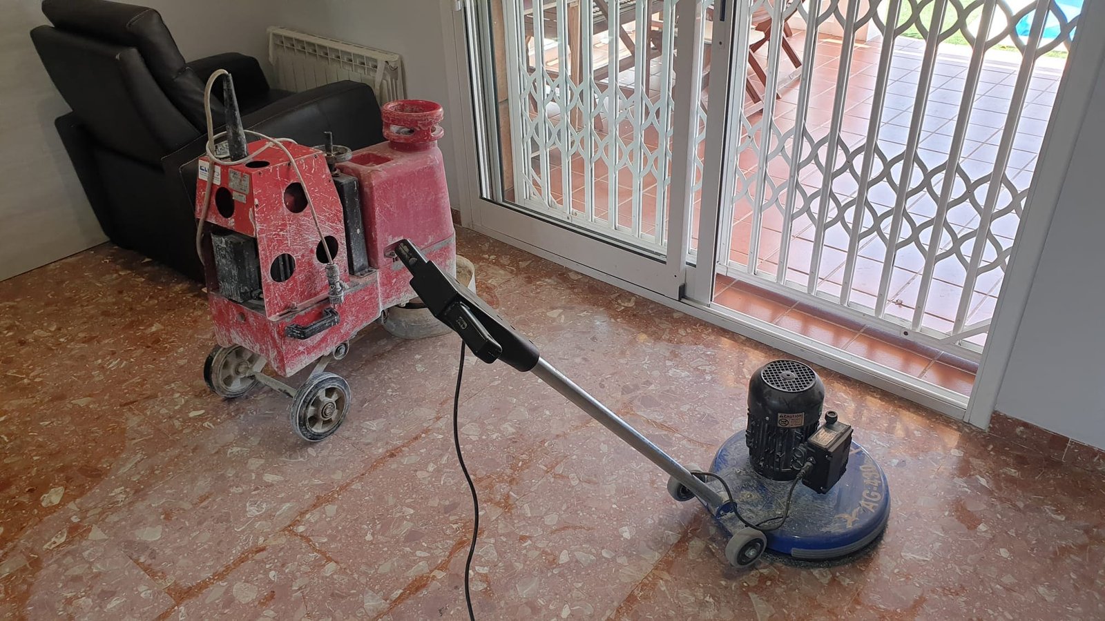 Suelo de terrazo sin brillo antes del proceso de pulido