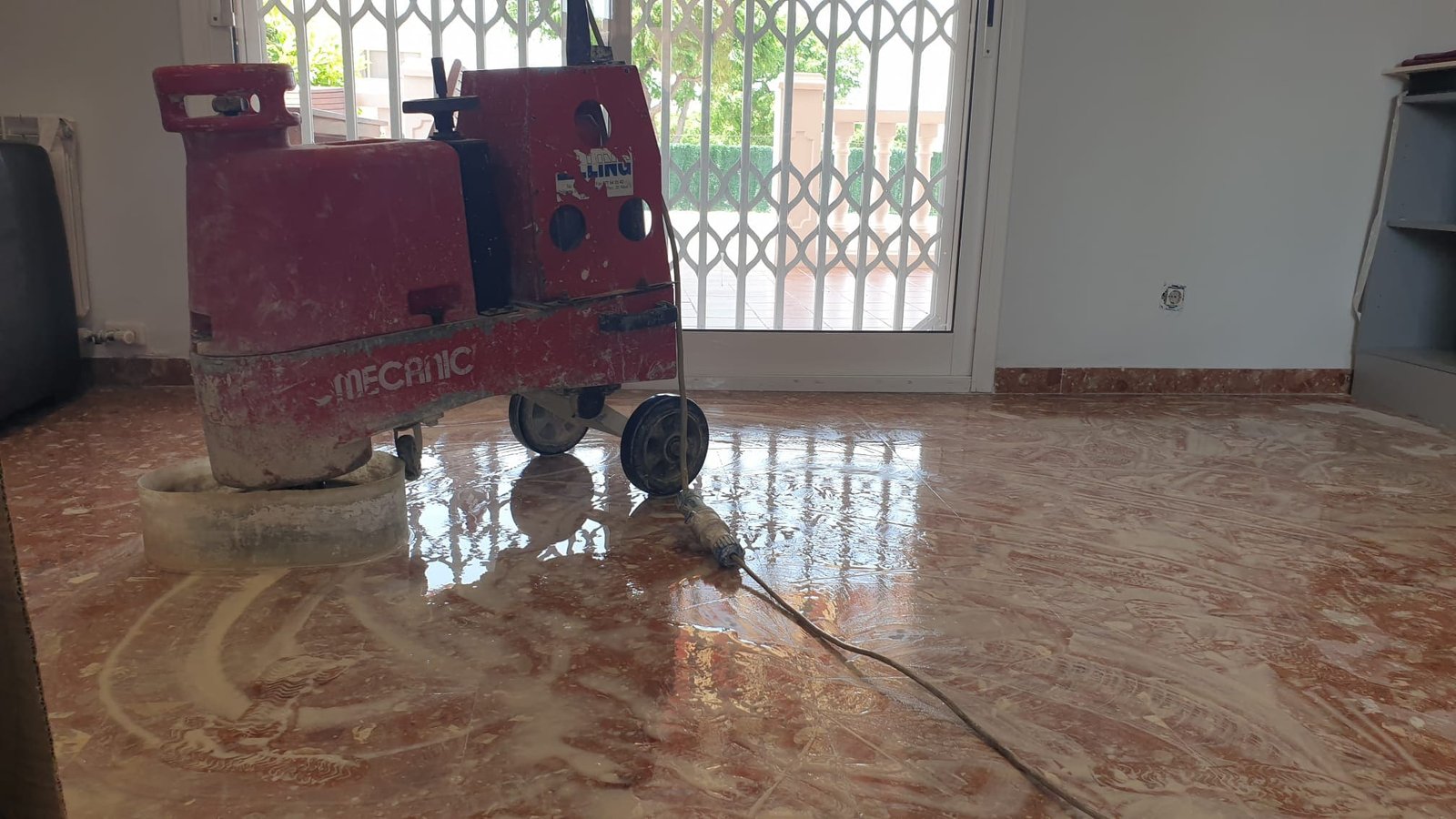 Máquina profesional trabajando durante el pulido de un suelo de terrazo